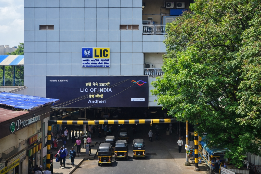 LIC of India Andheri building with large facade signage and auto rickshaws below
Image Title: